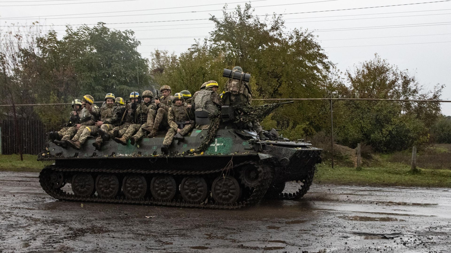 Украинские военные на бронетранспортере Украинские военные на бронетранспортере - РИА Новости, 1920, 01.12.2022