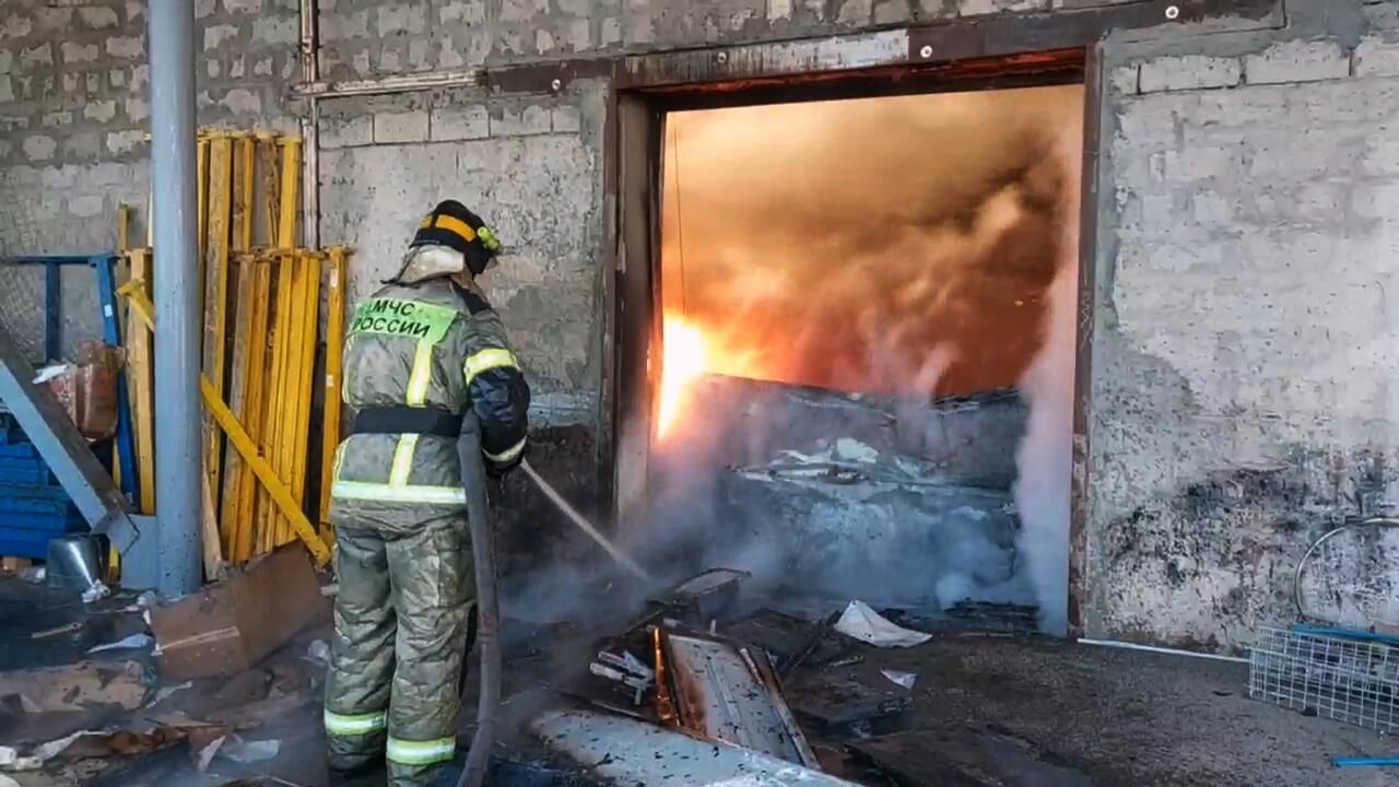 Сотрудник МЧС РФ тушит пожар в цехе по производству пластиковой тары в двухэтажном здании на улице Самарской в Волгограде Сотрудник МЧС РФ тушит пожар в цехе по производству пластиковой тары в двухэтажном здании на улице Самарской в Волгограде - РИА Новости, 1920, 30.11.2022