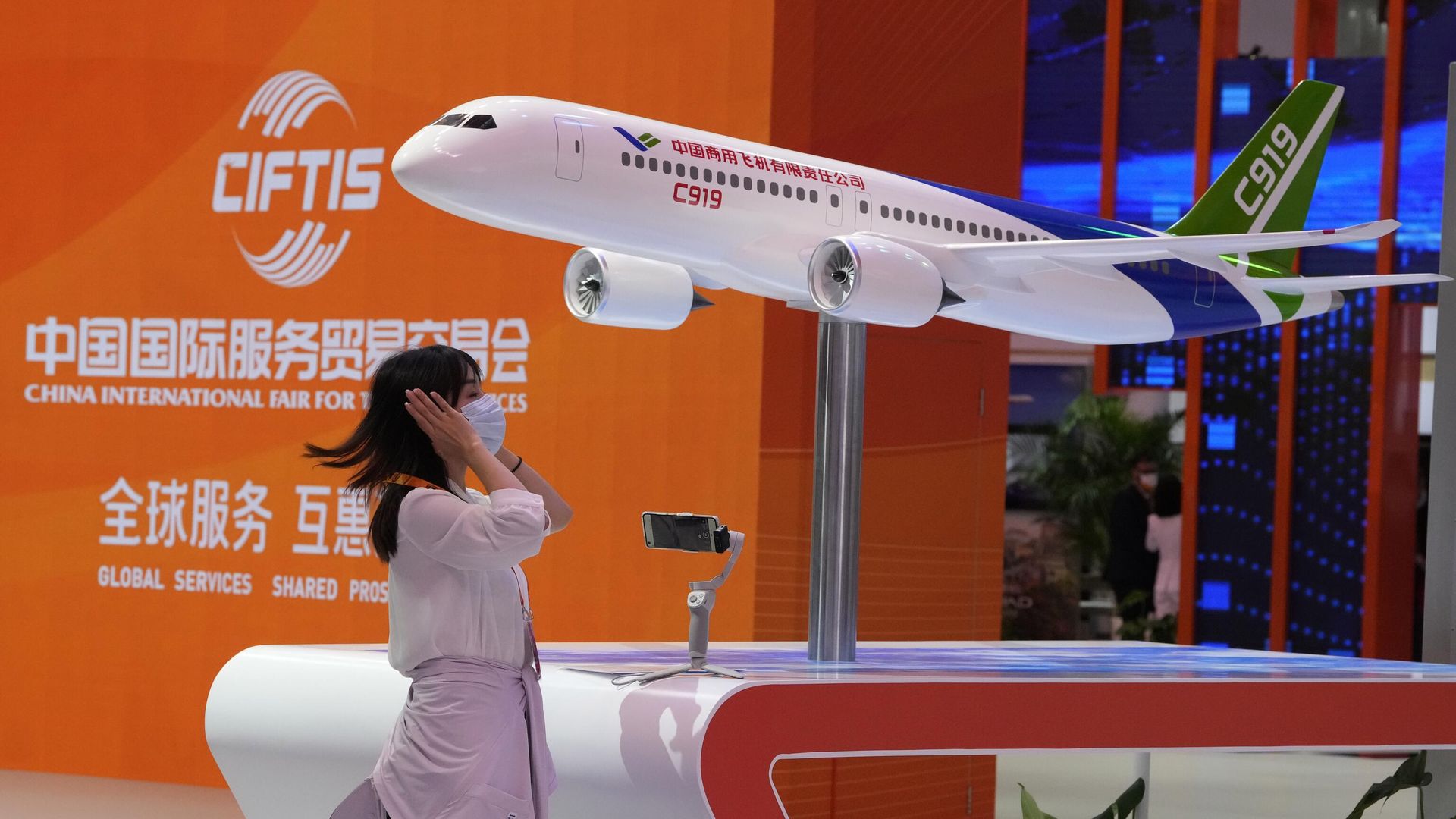 Макет среднемагистрального пассажирского авиалайнера C919, представленный на торговой выставке в Пекине Макет среднемагистрального пассажирского авиалайнера C919, представленный на торговой выставке в Пекине - РИА Новости, 1920, 30.11.2022