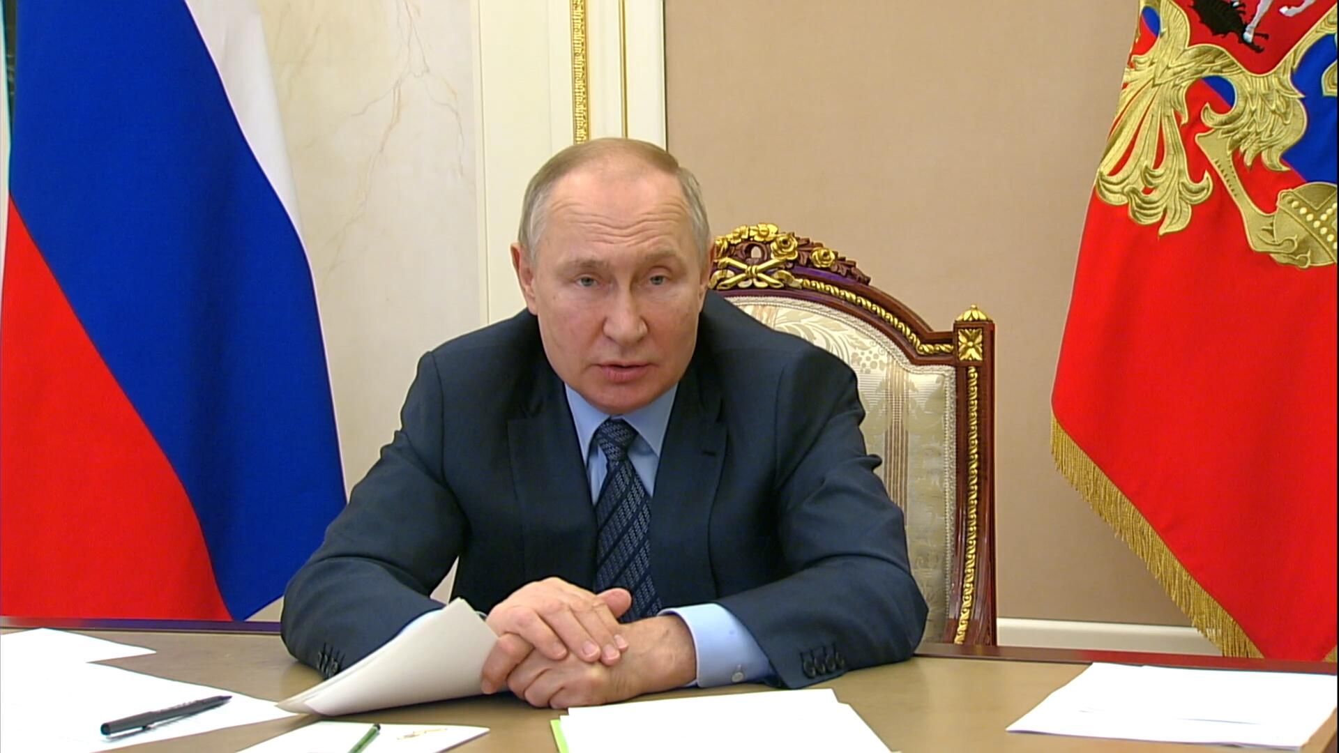 Путин: В январе нужно провести индексацию зарплат бюджетников Путин: В январе нужно провести индексацию зарплат бюджетников - РИА Новости, 1920, 30.11.2022