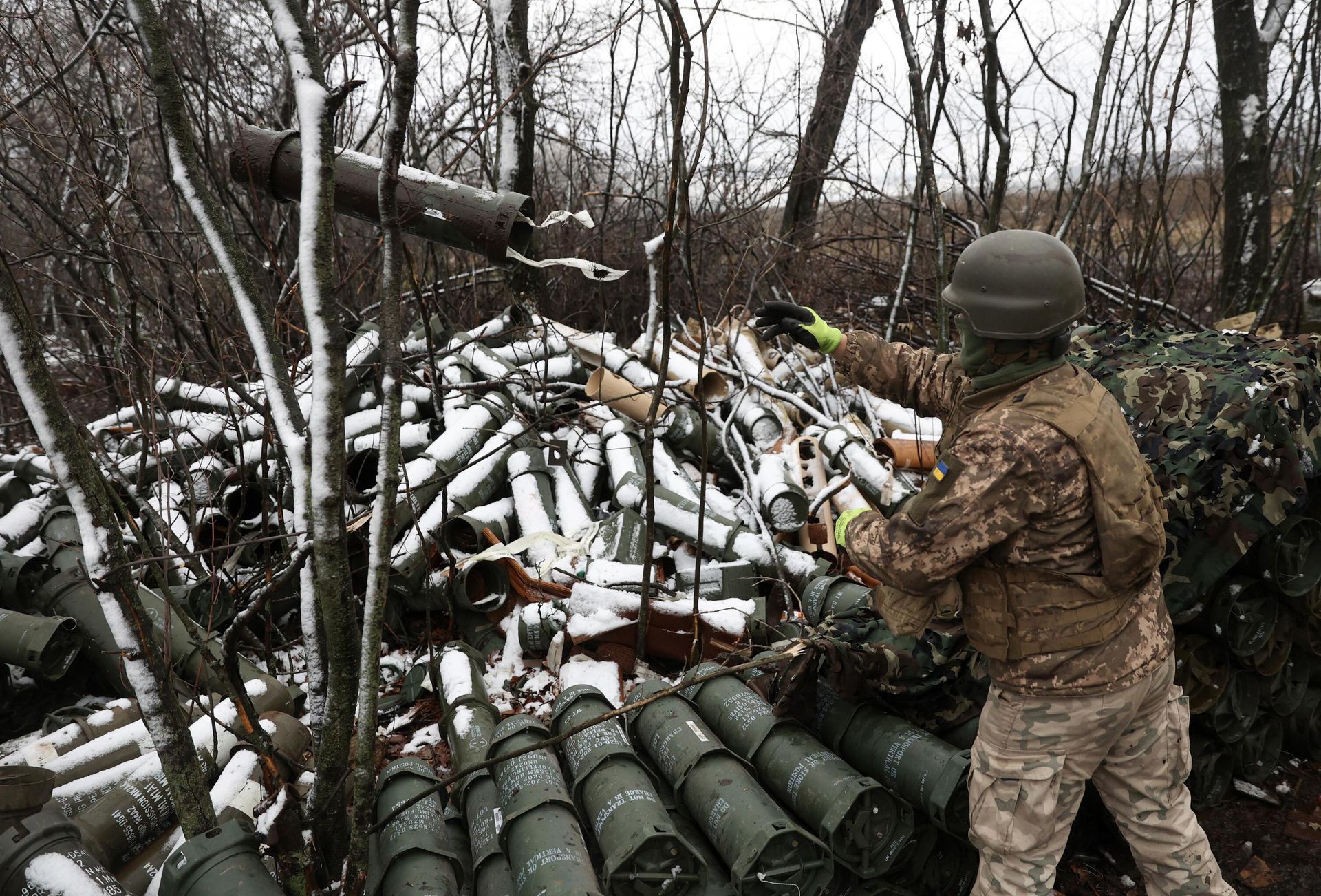 Украинский военный выкидывает пустую 155мм гильзу от американской гаубицы М777 Украинский военный выкидывает пустую 155мм гильзу от американской гаубицы М777 - РИА Новости, 1920, 30.11.2022