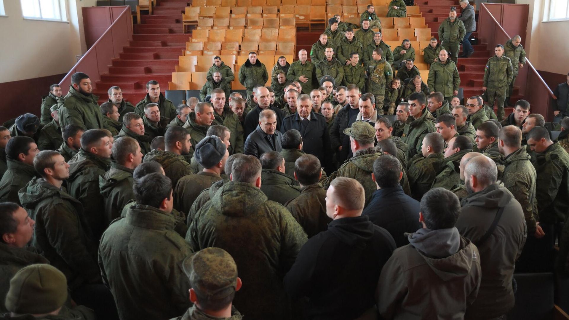 Глава Адыгеи Мурат Кумпилов во время посещения воинской части, где проходят боевую подготовку мобилизованные жители республики Глава Адыгеи Мурат Кумпилов во время посещения воинской части, где проходят боевую подготовку мобилизованные жители республики - РИА Новости, 1920, 01.12.2022