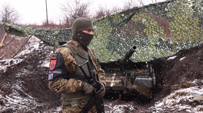 Военнослужащий военной полиции оставленного танка ВСУ в Андреевке в Донецкой народной республике