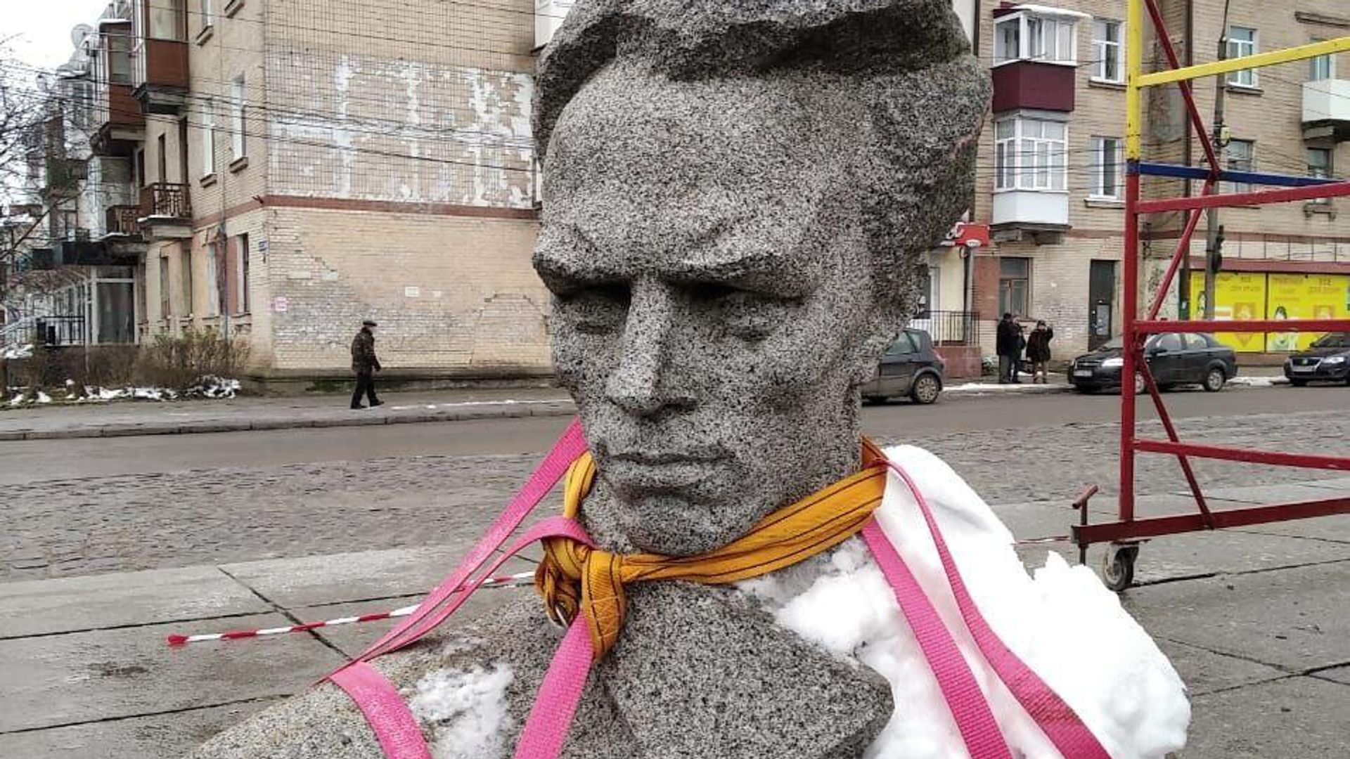 Демонтаж памятника Николаю Островскому в Хмельницкой области Украины Демонтаж памятника Николаю Островскому в Хмельницкой области Украины - РИА Новости, 1920, 01.12.2022