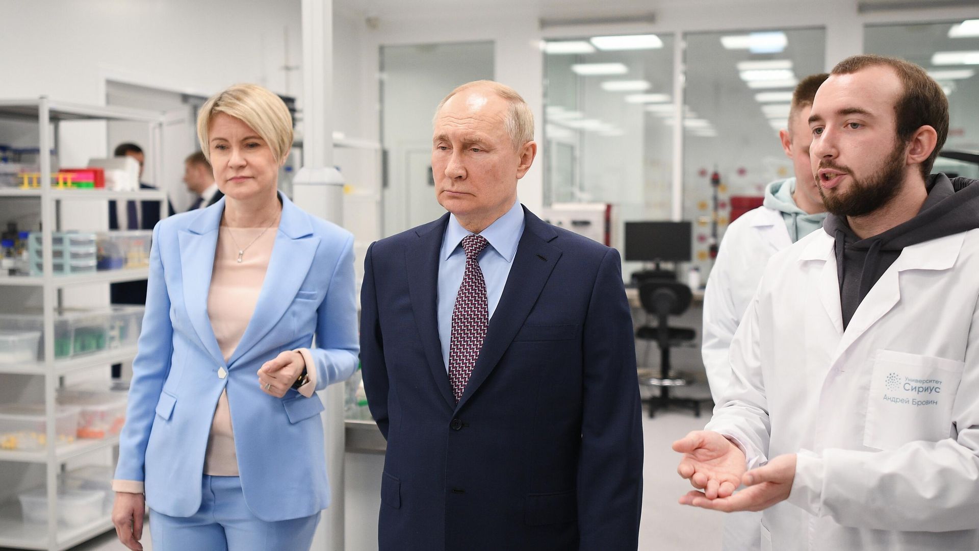 Президент РФ Владимир Путин осматривает лабораторный комплекс научно-технологического университета Сириус Президент РФ Владимир Путин осматривает лабораторный комплекс научно-технологического университета Сириус - РИА Новости, 1920, 01.12.2022