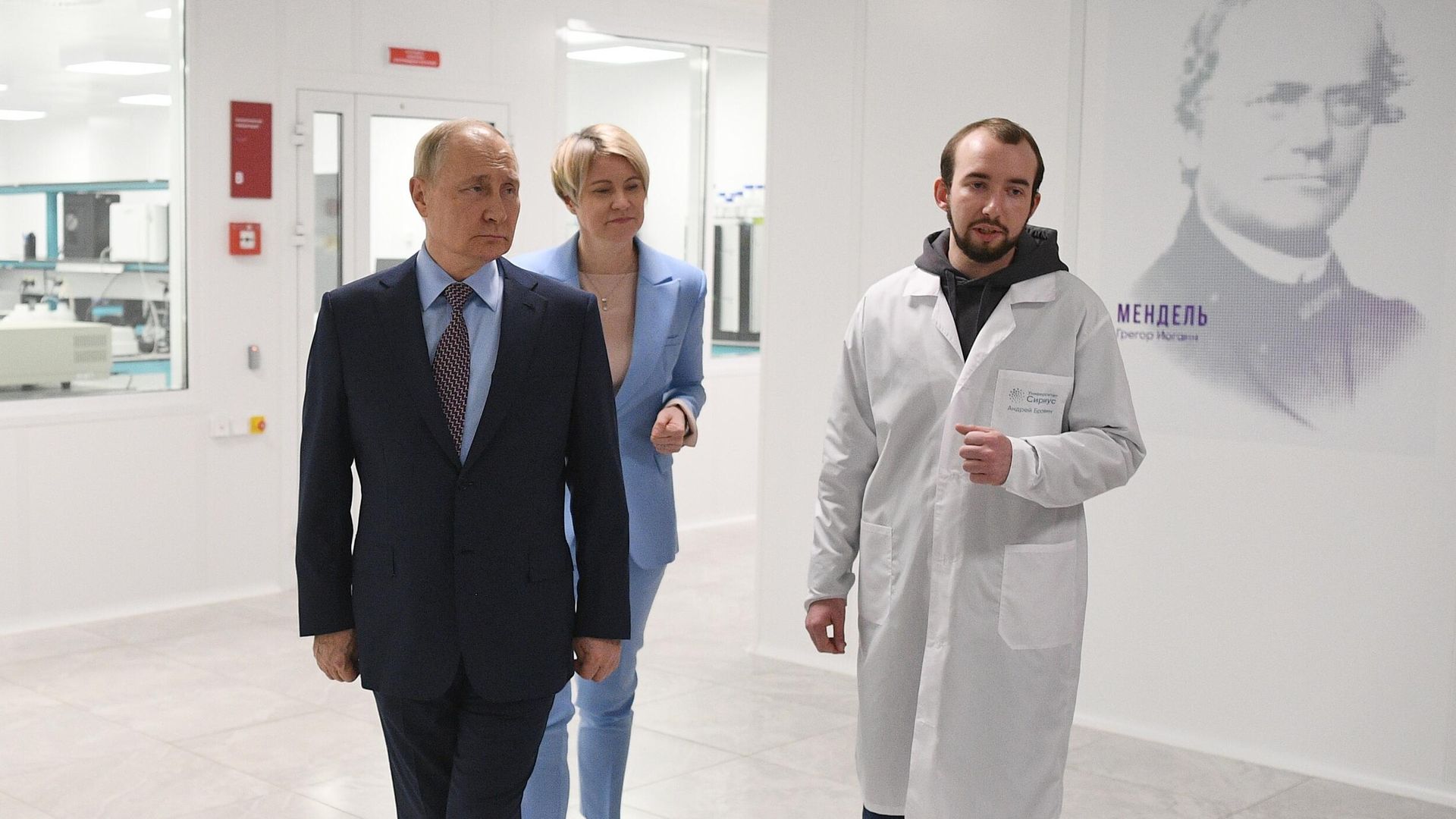 Президент РФ Владимир Путин осматривает лабораторный комплекс научно-технологического университета Сириус. 1 декабря 2022 Президент РФ Владимир Путин осматривает лабораторный комплекс научно-технологического университета Сириус. 1 декабря 2022 - РИА Новости, 1920, 01.12.2022
