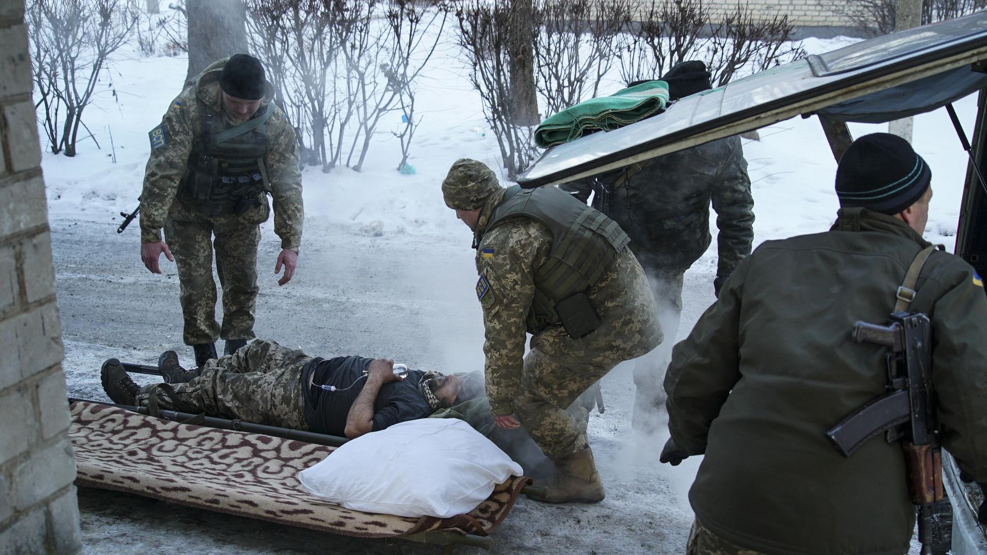 Транспортировка раненого украинского военного Транспортировка раненого украинского военного - РИА Новости, 1920, 01.12.2022