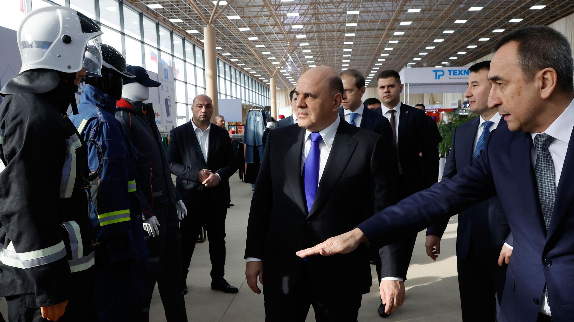 Председатель правительства РФ Михаил Мишустин во время осмотра Национальной отраслевой выставки в Экспо-центре в Самарканде - РИА Новости, 1920, 02.12.2022