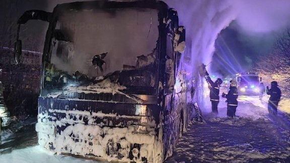 На месте возгорания автобуса в городе Салават На месте возгорания автобуса в городе Салават - РИА Новости, 1920, 02.12.2022