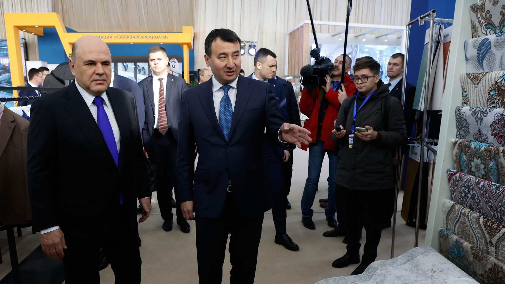 Председатель правительства РФ Михаил Мишустин во время осмотра Национальной отраслевой выставки в Экспо-центре в Самарканде Председатель правительства РФ Михаил Мишустин во время осмотра Национальной отраслевой выставки в Экспо-центре в Самарканде - РИА Новости, 1920, 02.12.2022