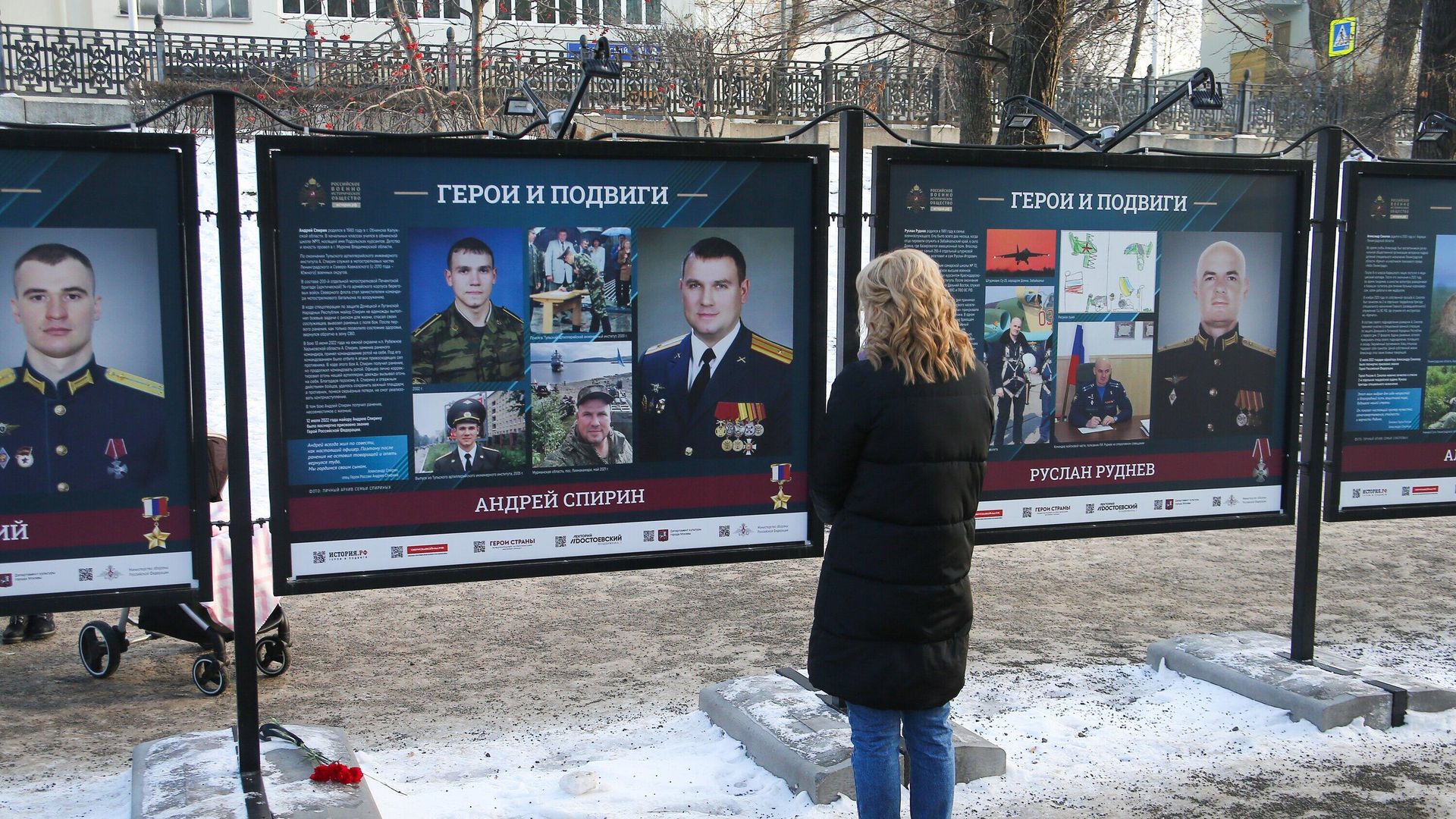 Открытие фотовыставки Герои и подвиги на Гоголевском бульваре в Москве Открытие фотовыставки Герои и подвиги на Гоголевском бульваре в Москве - РИА Новости, 1920, 02.12.2022