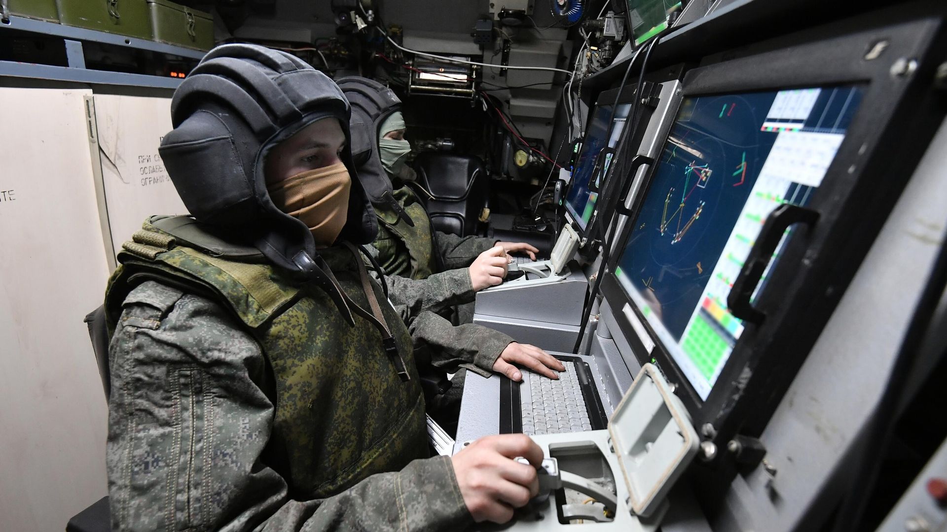 Военнослужащие РФ на рабочих местах в машине боевого управления сил ПВО Военнослужащие РФ на рабочих местах в машине боевого управления сил ПВО - РИА Новости, 1920, 03.08.2023