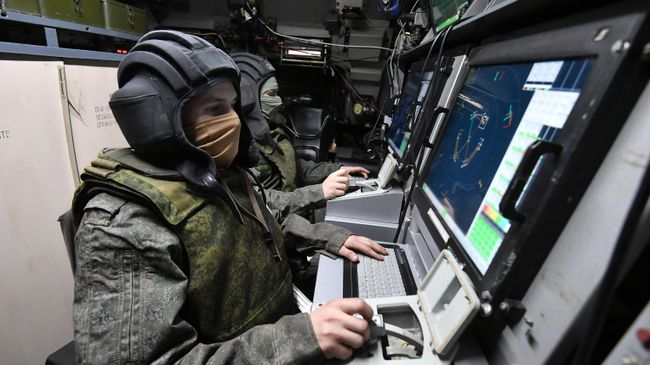 Военнослужащие РФ на рабочих местах в машине боевого управления сил противовоздушной обороны