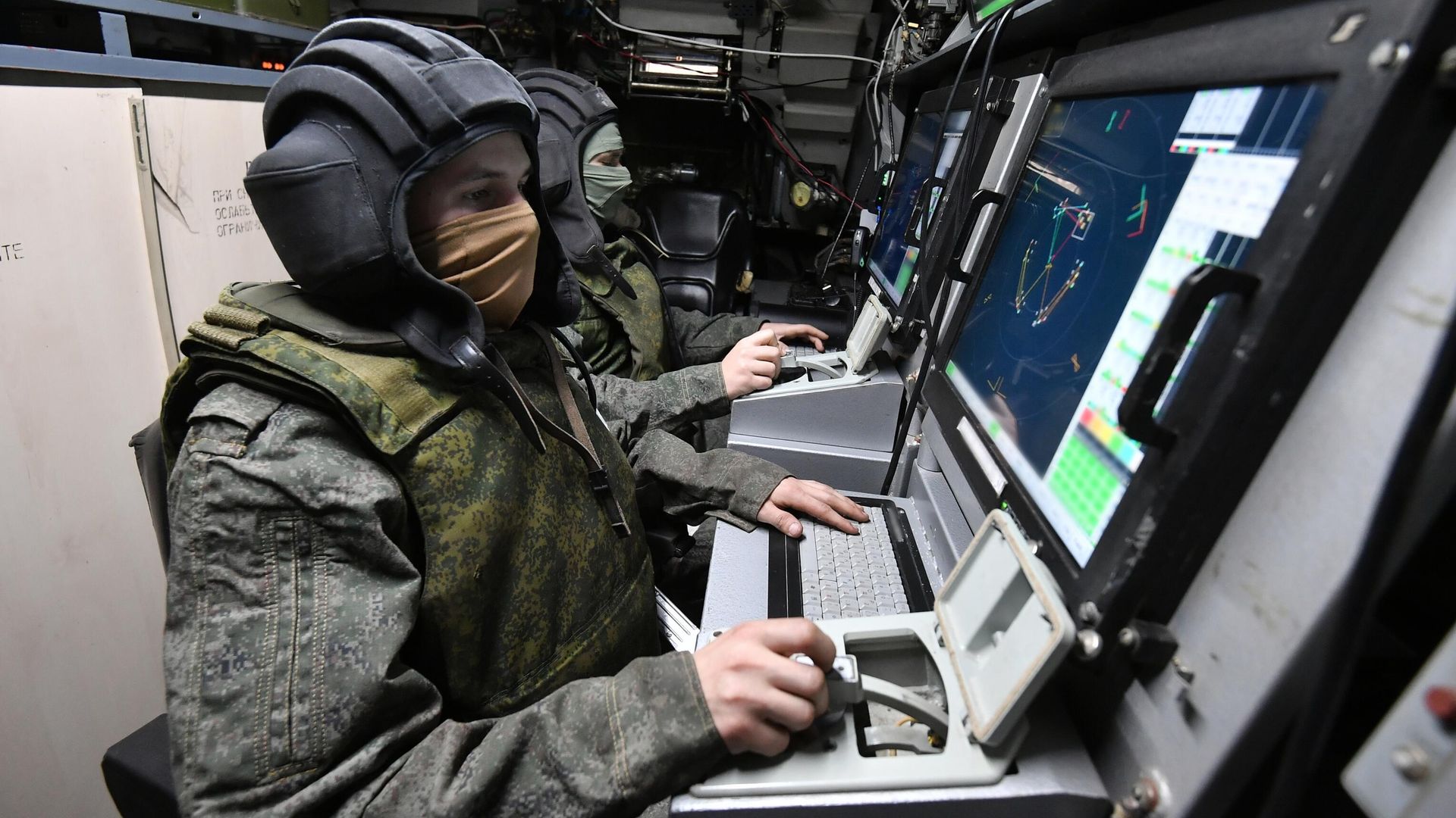 Военнослужащие РФ на рабочих местах в машине боевого управления сил противовоздушной обороны (ПВО) России во время работы по целям противника в небе над Запорожской областью Военнослужащие РФ на рабочих местах в машине боевого управления сил противовоздушной обороны (ПВО) России во время работы по целям противника в небе над Запорожской областью - РИА Новости, 1920, 15.06.2023