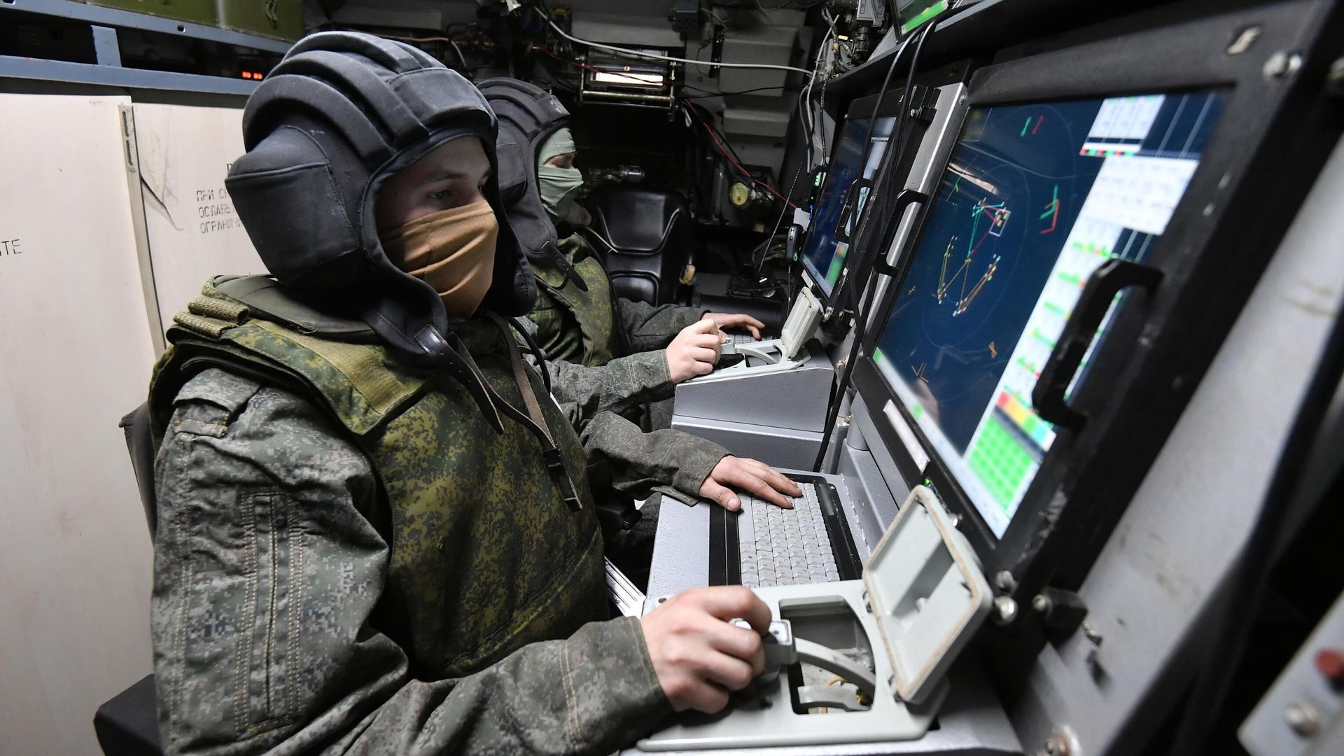 Военнослужащие России на рабочих местах в машине боевого управления сил противовоздушной обороны Военнослужащие России на рабочих местах в машине боевого управления сил противовоздушной обороны - РИА Новости, 1920, 02.09.2026