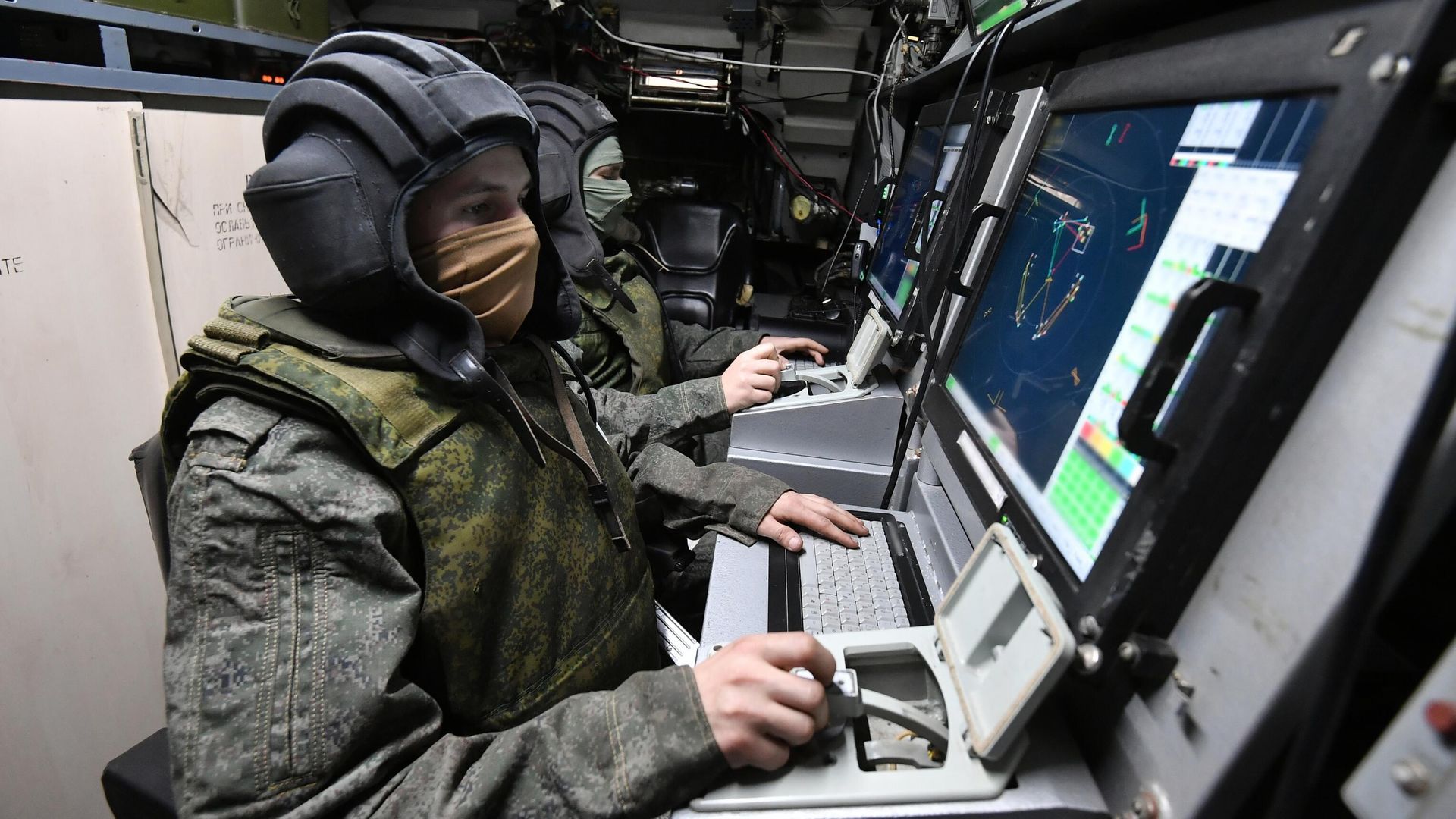 Военнослужащие России на рабочих местах в машине боевого управления сил противовоздушной обороны Военнослужащие России на рабочих местах в машине боевого управления сил противовоздушной обороны - РИА Новости, 1920, 02.09.2026