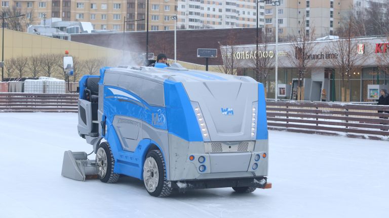 Работа ледозаливочного комбайна Работа ледозаливочного комбайна