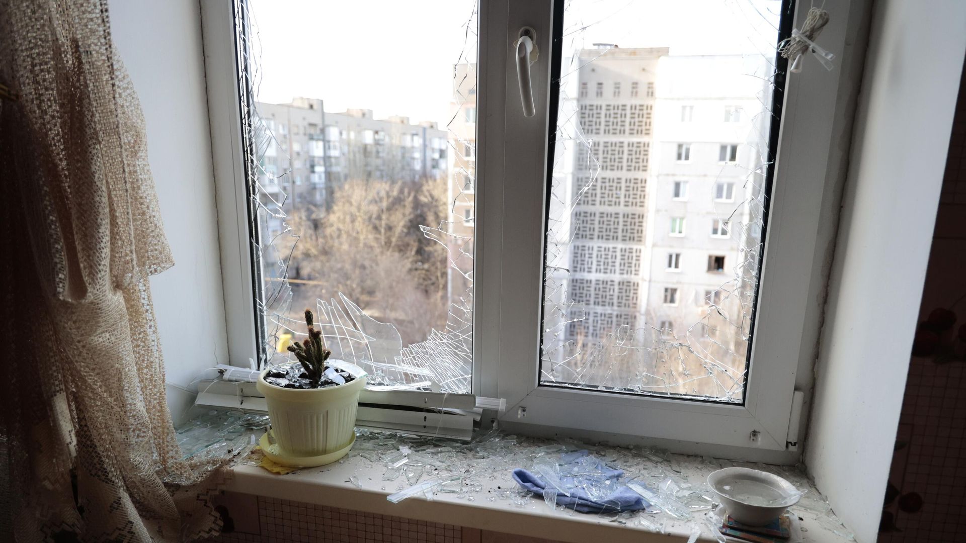 Окно в квартире, поврежденное в результате обстрелов со стороны ВСУ Киевского района Донецка - РИА Новости, 1920, 07.12.2022