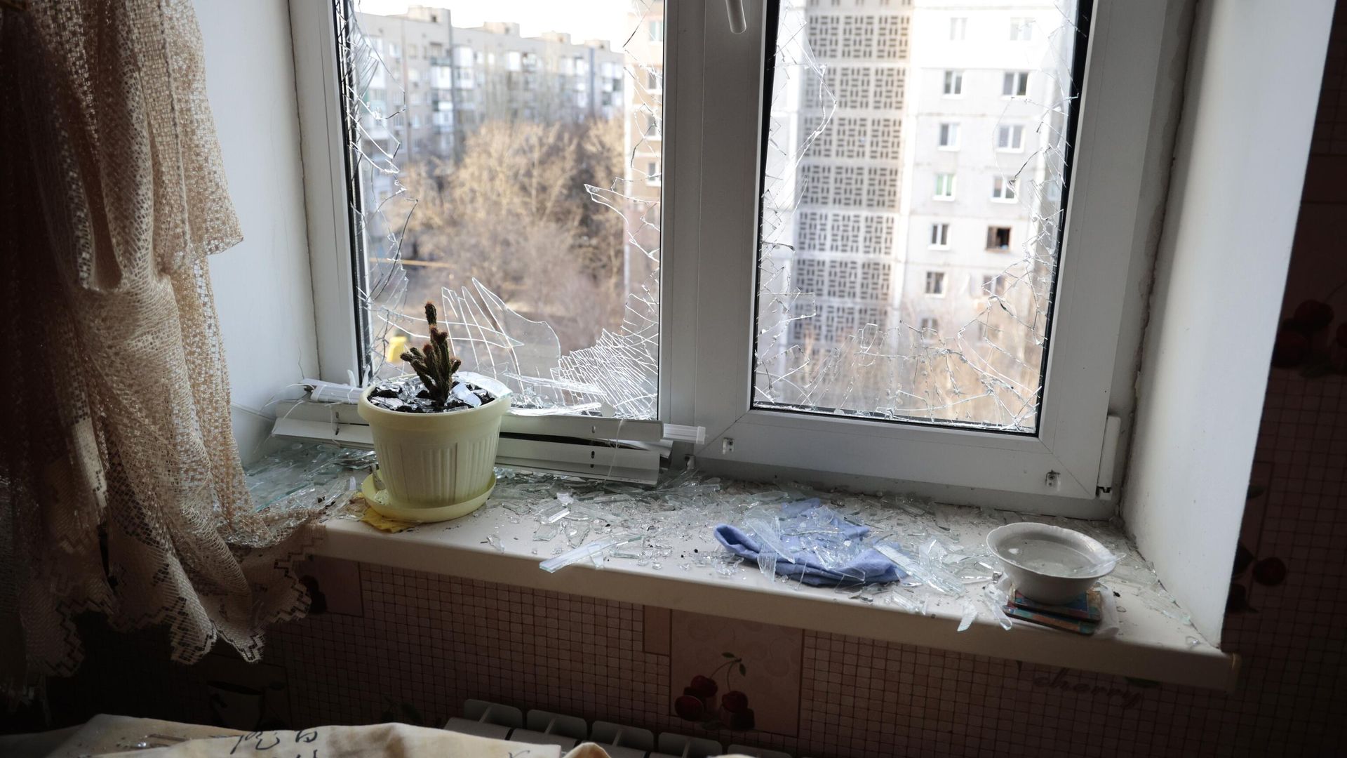Окно в квартире, поврежденное в результате обстрелов со стороны ВСУ Окно в квартире, поврежденное в результате обстрелов со стороны ВСУ - РИА Новости, 1920, 03.12.2022