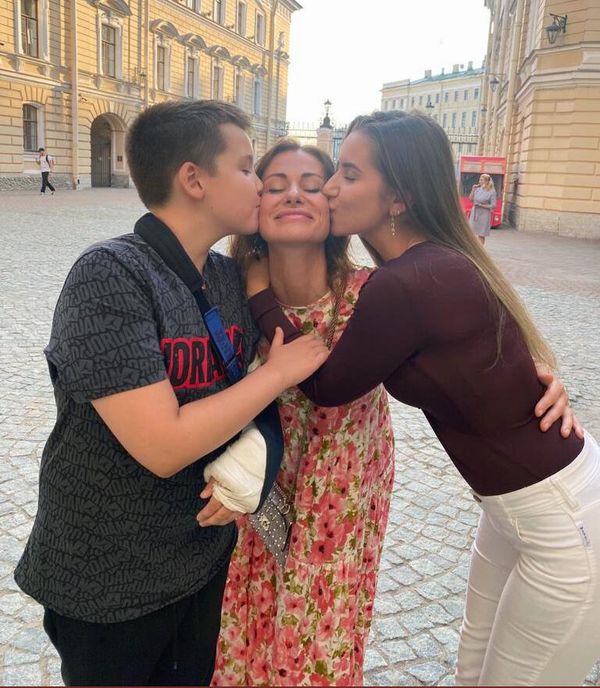 Анна Ковальчук с детьми 