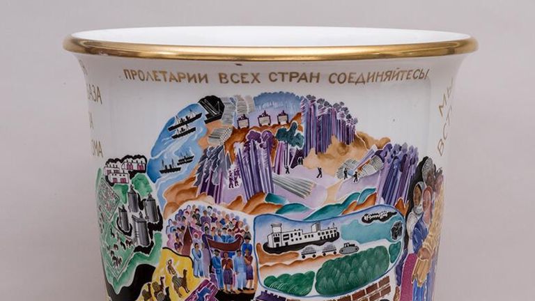 Экспонат выставки Русский авангард. Искусство для нового мира. Ваза Вперед за социализм! Экспонат выставки Русский авангард. Искусство для нового мира. Ваза Вперед за социализм!