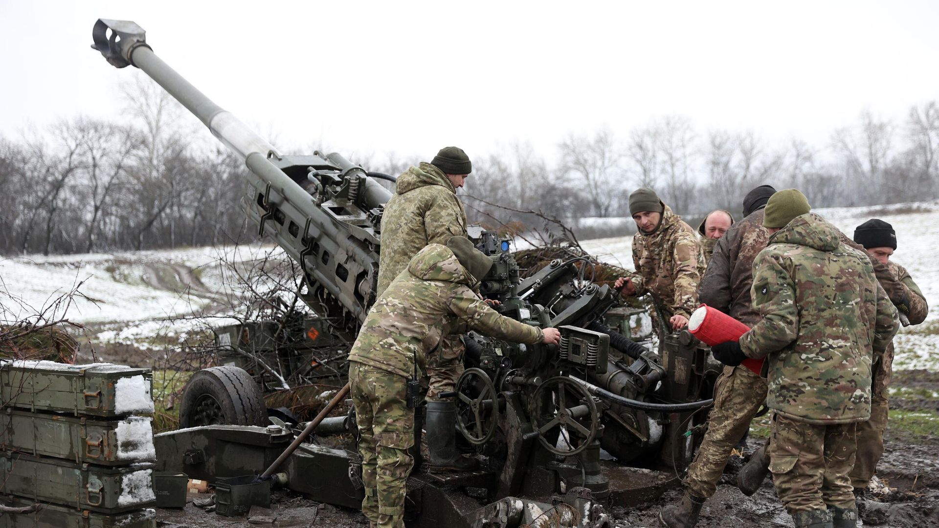 Украинские артиллеристы перезаряжают гаубицу M777 Украинские артиллеристы перезаряжают гаубицу M777 - РИА Новости, 1920, 02.12.2022