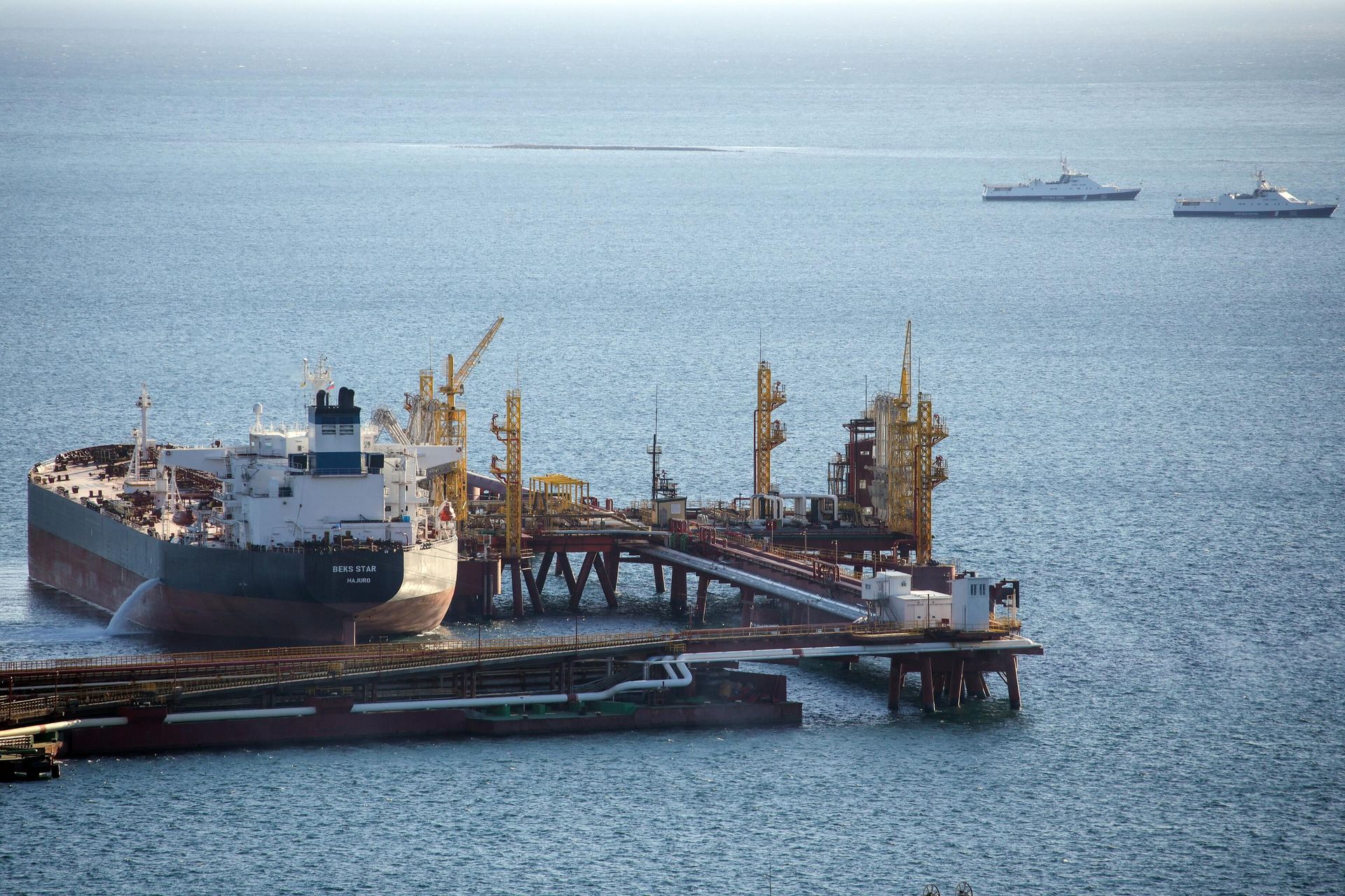 Танкер у нефтеналивного терминала перевалочного комплекса Шесхарис в Новороссийске Танкер у нефтеналивного терминала перевалочного комплекса Шесхарис в Новороссийске - РИА Новости, 1920, 03.07.2025