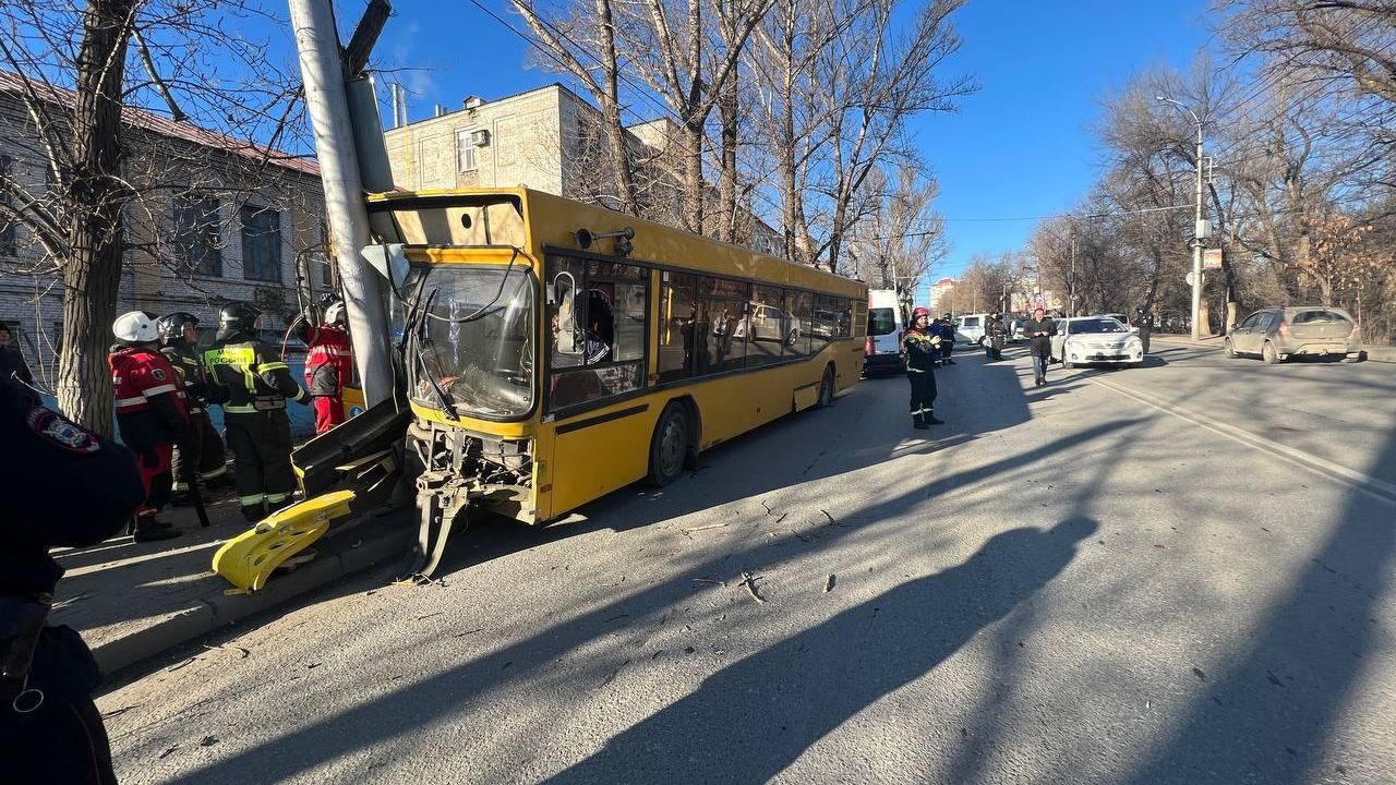 На месте ДТП с участием пассажирского автобуса в Саратове На месте ДТП с участием пассажирского автобуса в Саратове - РИА Новости, 1920, 03.12.2022