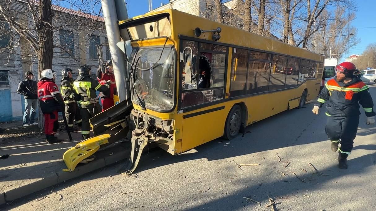 На месте ДТП с участием пассажирского автобуса в Саратове На месте ДТП с участием пассажирского автобуса в Саратове - РИА Новости, 1920, 03.12.2022