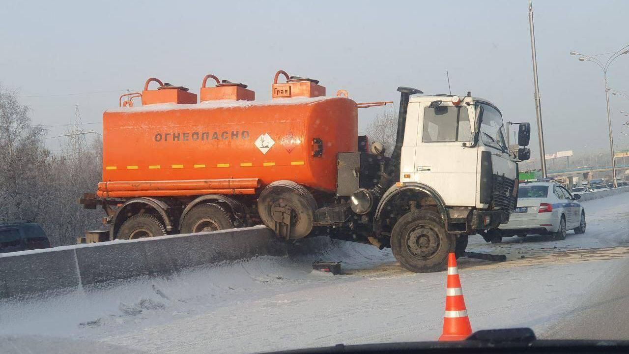 На месте ДТП на внутренней стороне 103 километра МКАД На месте ДТП на внутренней стороне 103 километра МКАД - РИА Новости, 1920, 03.12.2022