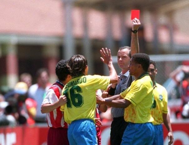 Судья удаляет Леонардо во время матча чемпионата мира 1994 года Судья удаляет Леонардо во время матча чемпионата мира 1994 года - РИА Новости, 1920, 03.12.2022