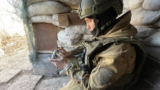 Боец с позывным Камчатка управляет дроном