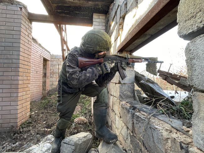 Боец интербригады Пятнашка с позывным Ямал на огневой позиции