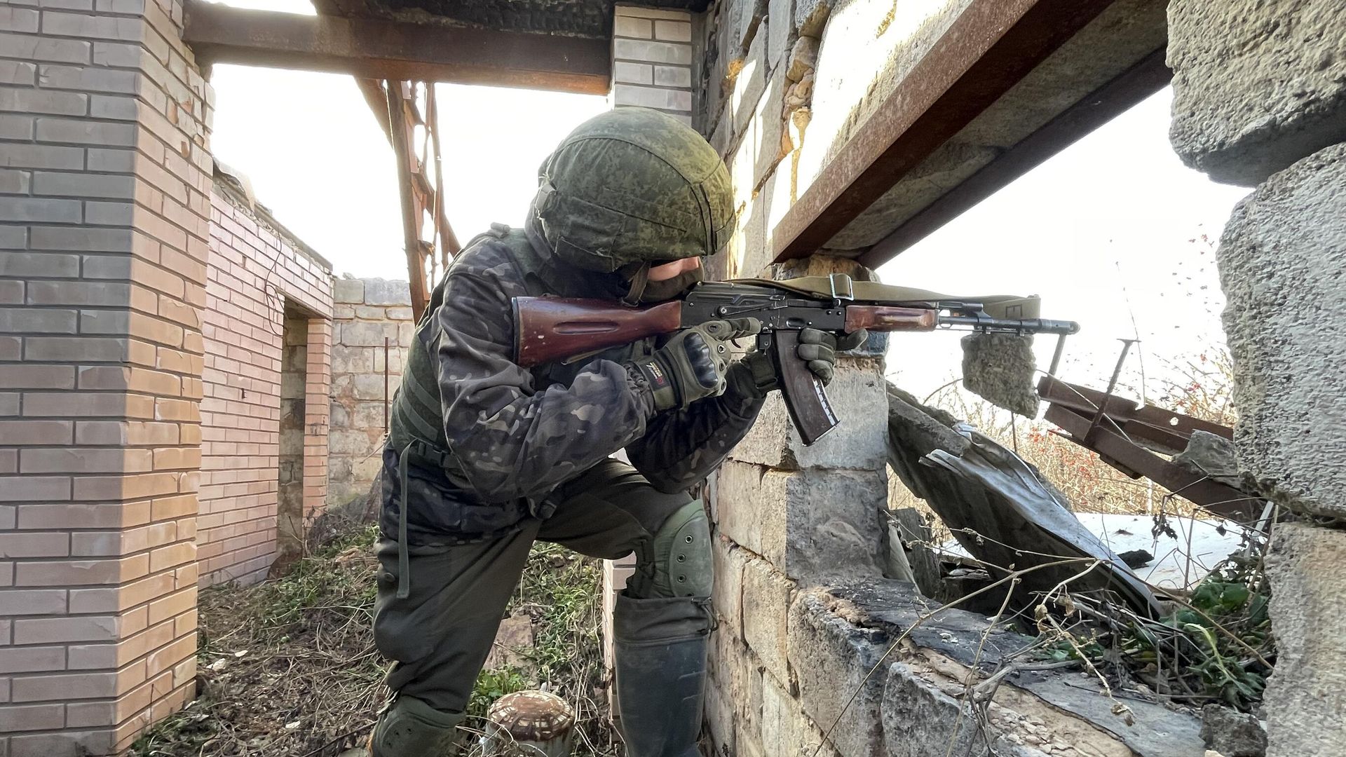 Боец интербригады Пятнашка с позывным Ямал на огневой позиции - РИА Новости, 1920, 07.12.2022