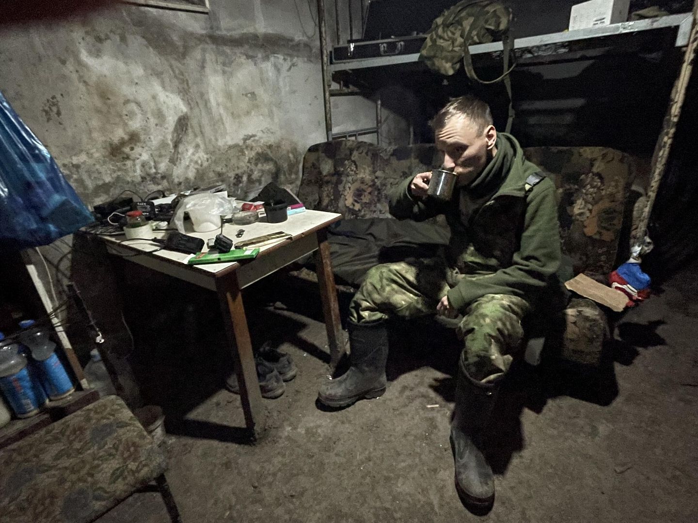 Боец с позывным Казань пьет кофе перед выходом на позиции