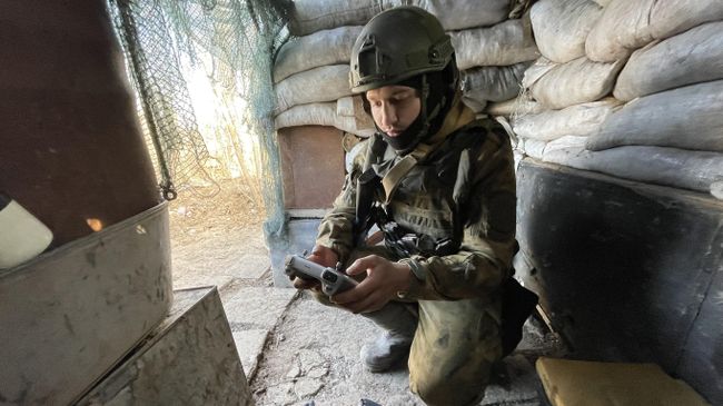 Боец с позывным Камчатка готовит к взлету дрон