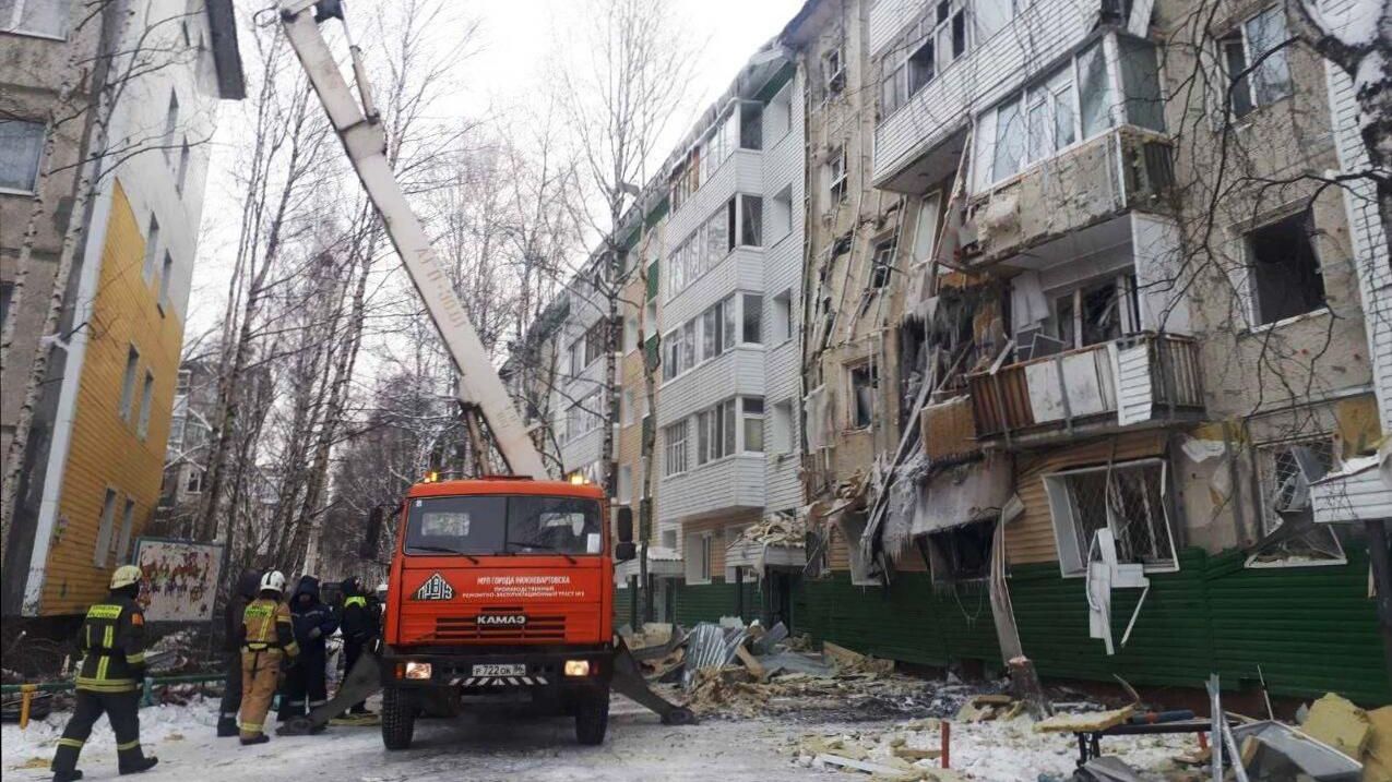 Сотрудники спасательной службы МЧС России устраняют последствия обрушения жилого дома на улице Мира в Нижневартовске Сотрудники спасательной службы МЧС России устраняют последствия обрушения жилого дома на улице Мира в Нижневартовске - РИА Новости, 1920, 05.12.2022
