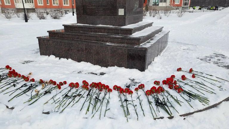 Цветы у мемориала Добрый Ангел мира в память о погибших при частичном обрушении жилого дома на улице Мира в Нижневартовске Цветы у мемориала Добрый Ангел мира в память о погибших при частичном обрушении жилого дома на улице Мира в Нижневартовске