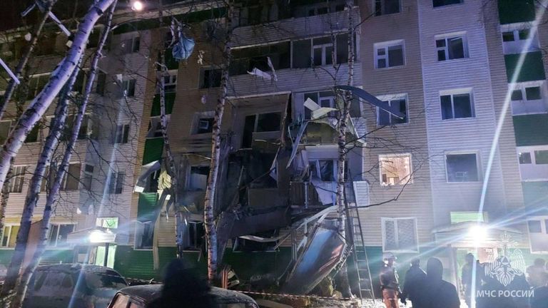 Частично обрушившийся жилой дом на улице Мира в Нижневартовске Частично обрушившийся жилой дом на улице Мира в Нижневартовске