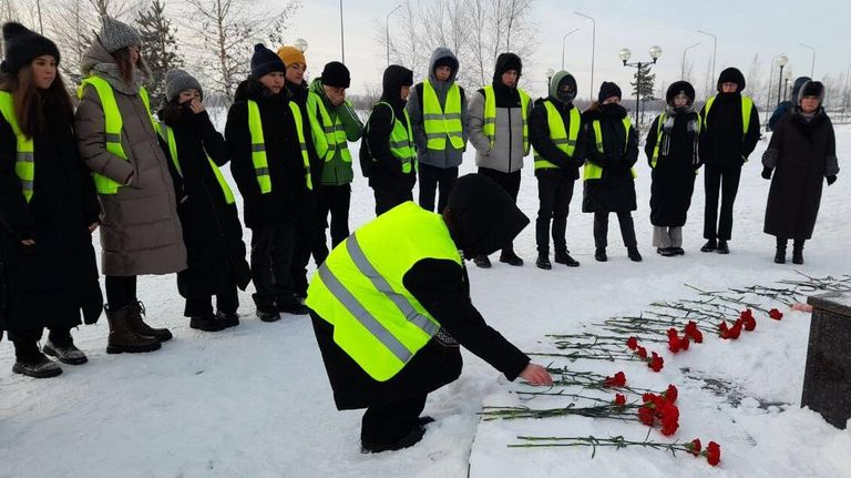 Люди возлагают цветы к мемориалу Добрый Ангел мира в память о погибших при частичном обрушении жилого дома на улице Мира в Нижневартовске Люди возлагают цветы к мемориалу Добрый Ангел мира в память о погибших при частичном обрушении жилого дома на улице Мира в Нижневартовске