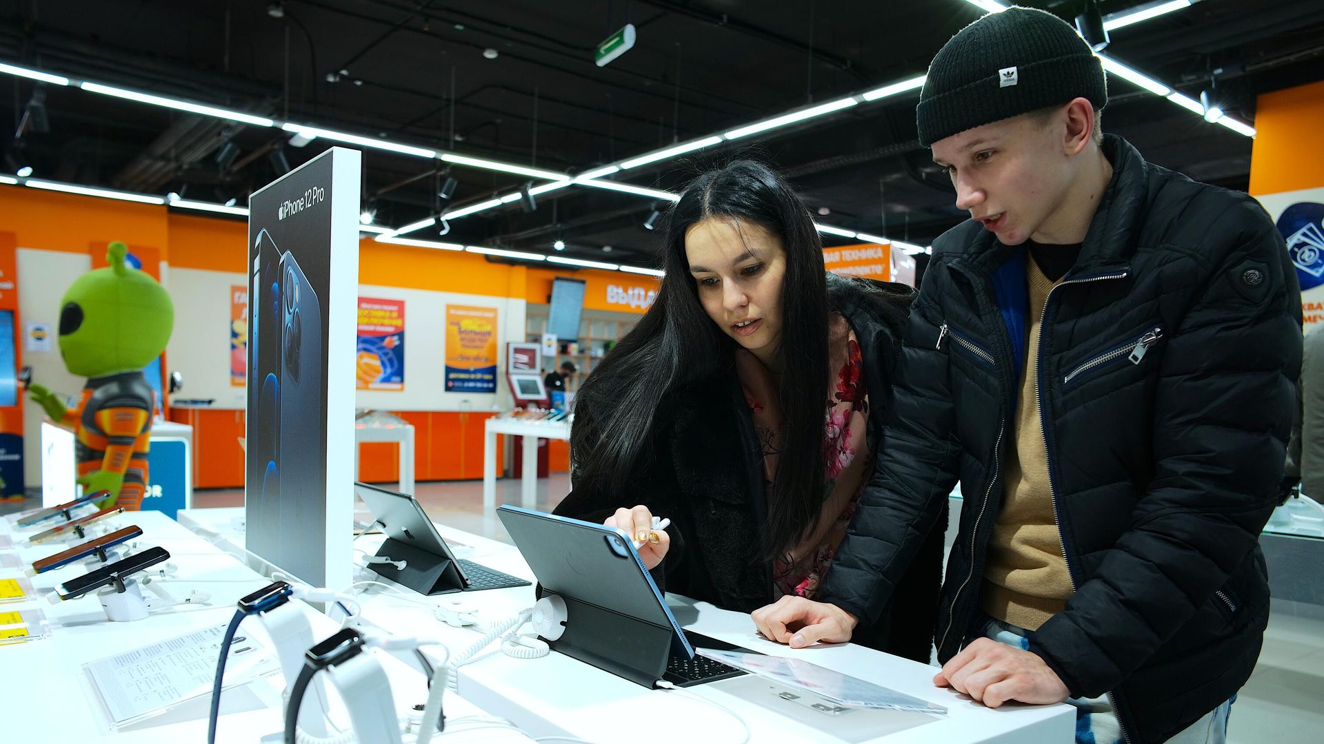 Молодые люди в магазине бытовой техники и электроники в Москве Молодые люди в магазине бытовой техники и электроники в Москве - РИА Новости, 1920, 12.04.2023