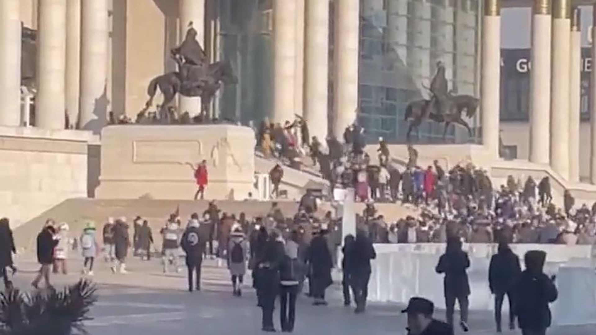 Акция протеста в Улан-Баторе. Кадр видео очевидца Акция протеста в Улан-Баторе. Кадр видео очевидца - РИА Новости, 1920, 06.12.2022