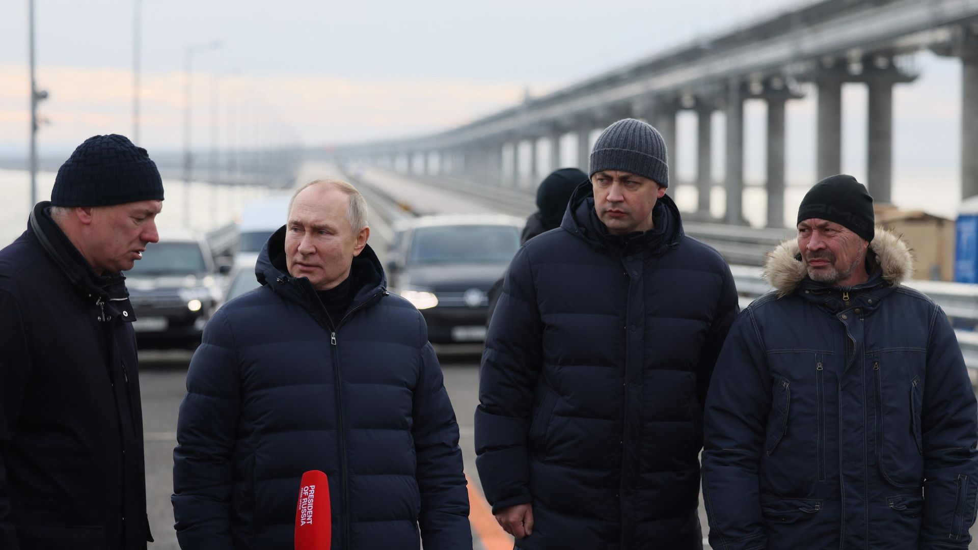 Президент РФ Владимир Путин слушает доклад вице-премьера РФ Марата Хуснуллина о ремонтных работах о восстановлении после теракта Крымскому мосту Президент РФ Владимир Путин слушает доклад вице-премьера РФ Марата Хуснуллина о ремонтных работах о восстановлении после теракта Крымскому мосту - РИА Новости, 1920, 09.12.2022