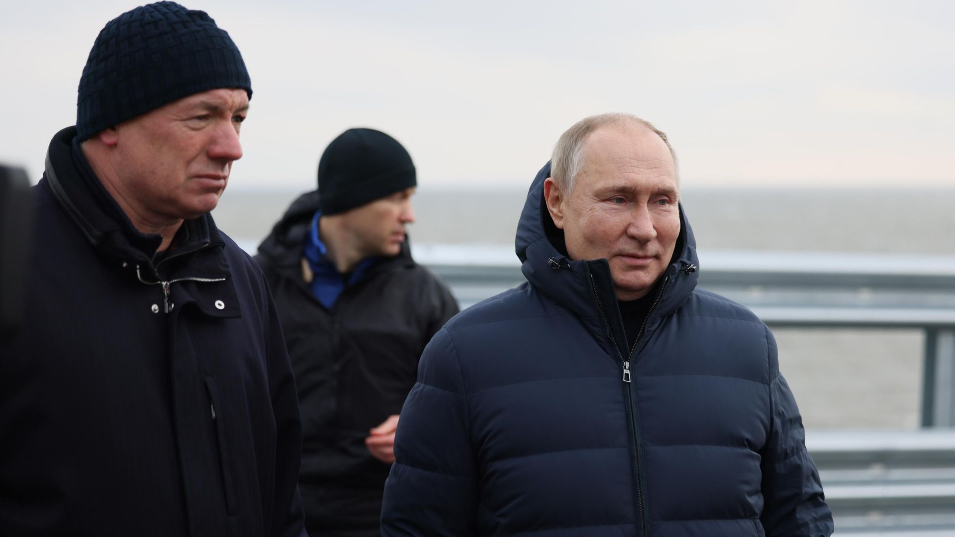 Президент России Владимир Путин слушает доклад вице-премьера Марата Хуснуллина о ремонтных работах о восстановлении после теракта Крымскому мосту Президент России Владимир Путин слушает доклад вице-премьера Марата Хуснуллина о ремонтных работах о восстановлении после теракта Крымскому мосту - РИА Новости, 1920, 05.12.2022