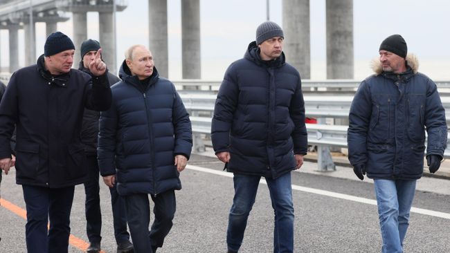 Президент РФ Владимир Путин слушает доклад вице-премьера РФ Марата Хуснуллина о ремонтных работах по восстановлению после теракта Крымского моста