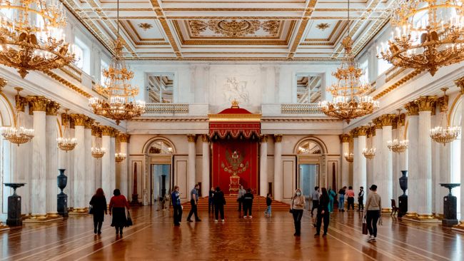Посетители Георгиевского зала в Государственном Эрмитаже в Санкт-Петербурге Посетители Георгиевского зала в Государственном Эрмитаже в Санкт-Петербурге