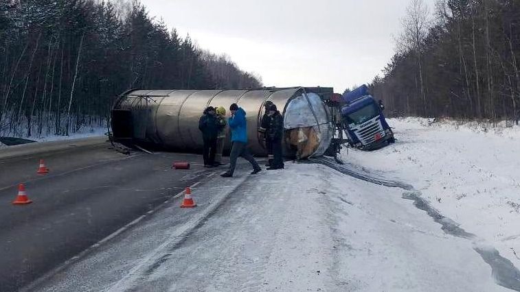 Место ДТП в Иланском районе Красноярского края. 6 декабря 2022 Место ДТП в Иланском районе Красноярского края. 6 декабря 2022 - РИА Новости, 1920, 06.12.2022
