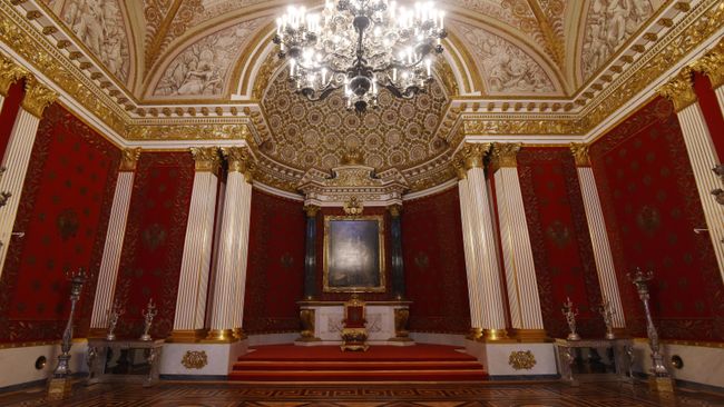 Петровский (Малый тронный) зал Государственного Эрмитажа в Санкт-Петербурге Петровский (Малый тронный) зал Государственного Эрмитажа в Санкт-Петербурге