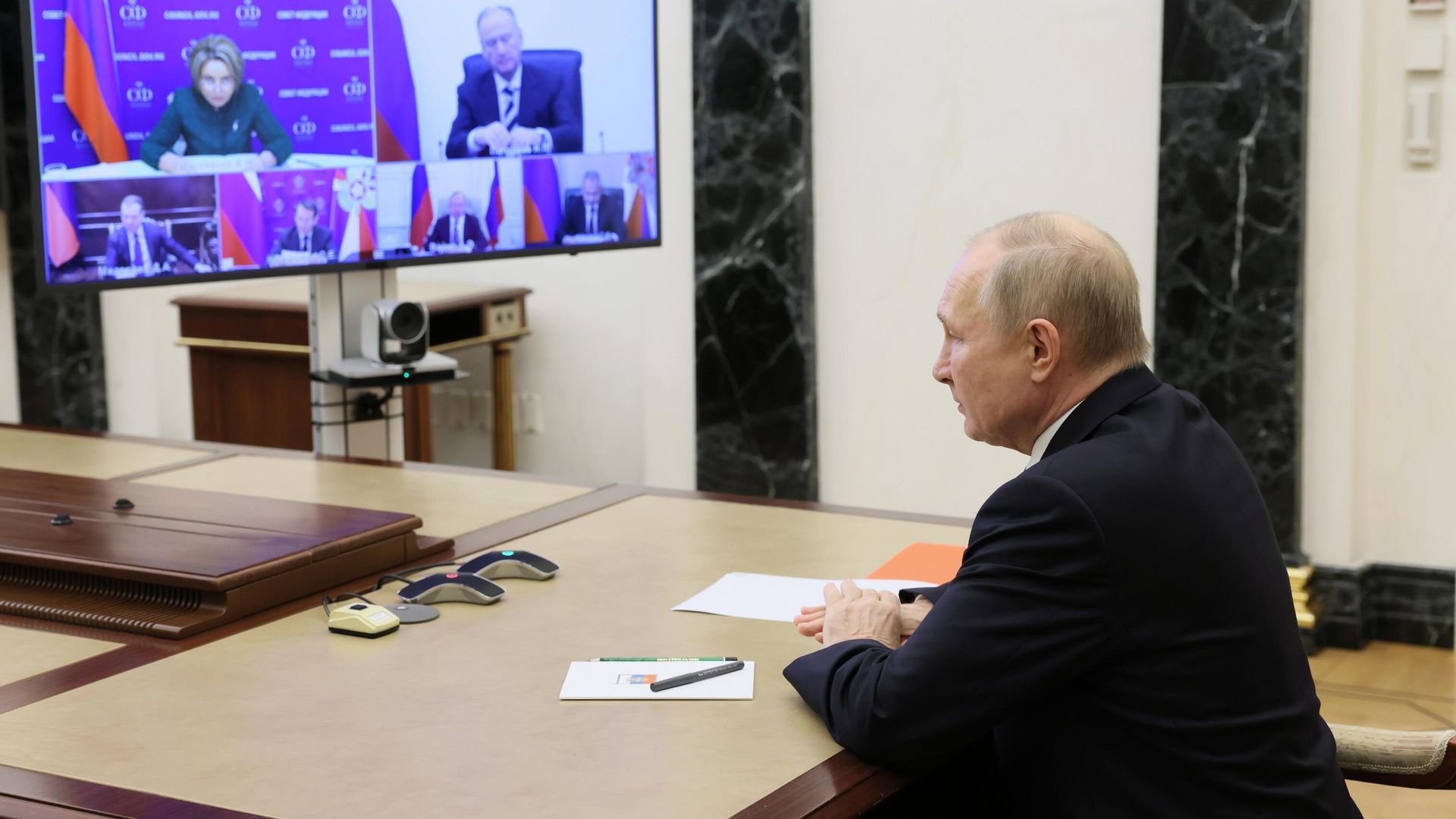 Президент России Владимир Путин проводит оперативное совещание с постоянными членами Совета безопасности Российской Федерации в режиме видеоконференции - РИА Новости, 1920, 08.12.2022
