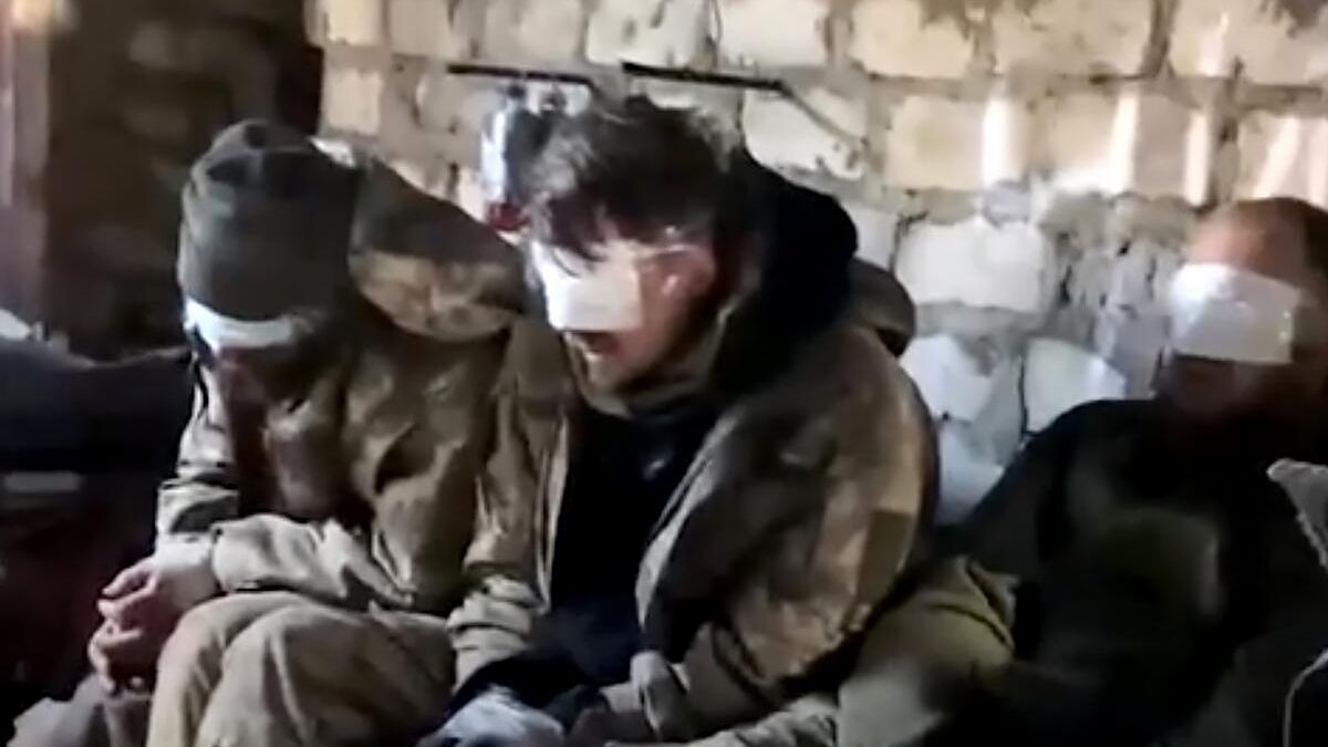 Кадр видео с пленными украинскими военными, опубликованный Telegram-каналами Герои спецоперации Z и Минобороны России Кадр видео с пленными украинскими военными, опубликованный Telegram-каналами Герои спецоперации Z и Минобороны России - РИА Новости, 1920, 06.12.2022